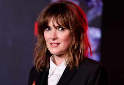     Winona Ryder se suma a ‘Merlina’ y emociona a fans.