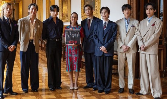 BTS abarrota el Zócalo capitalino en visita a Palacio Nacional